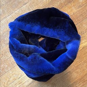 D&Y Luxurious Blue Faux Fur Scarf